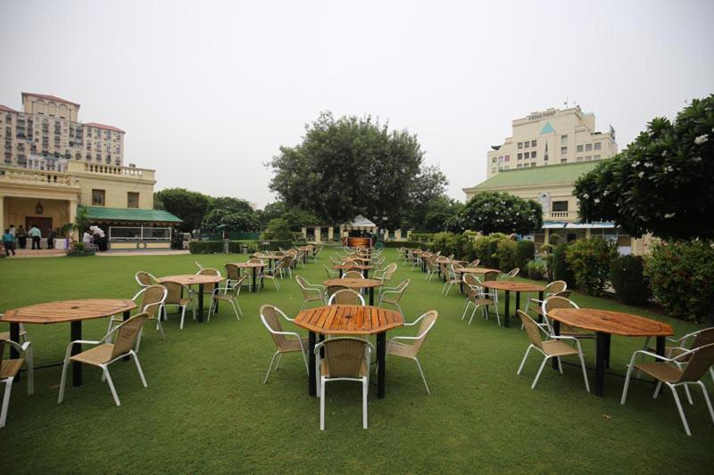 Dlf City Club 4 Hotel Gurgaon Exterior photo